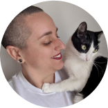 Mi foto de perfil actual, en la que me acompaña mi gato, Chispa.